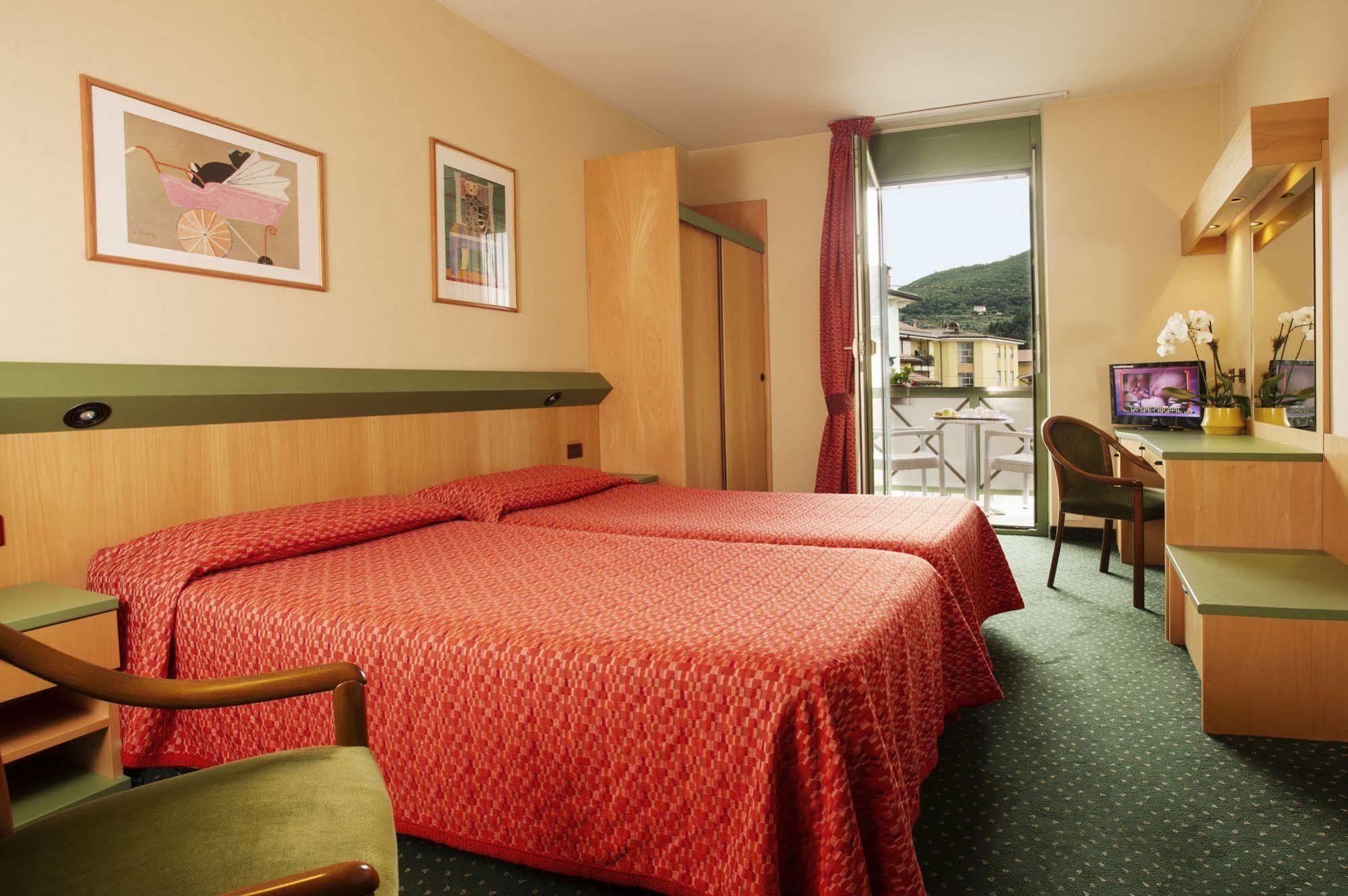 Sky Pool Hotel Sole Garda Garda  Zewnętrze zdjęcie