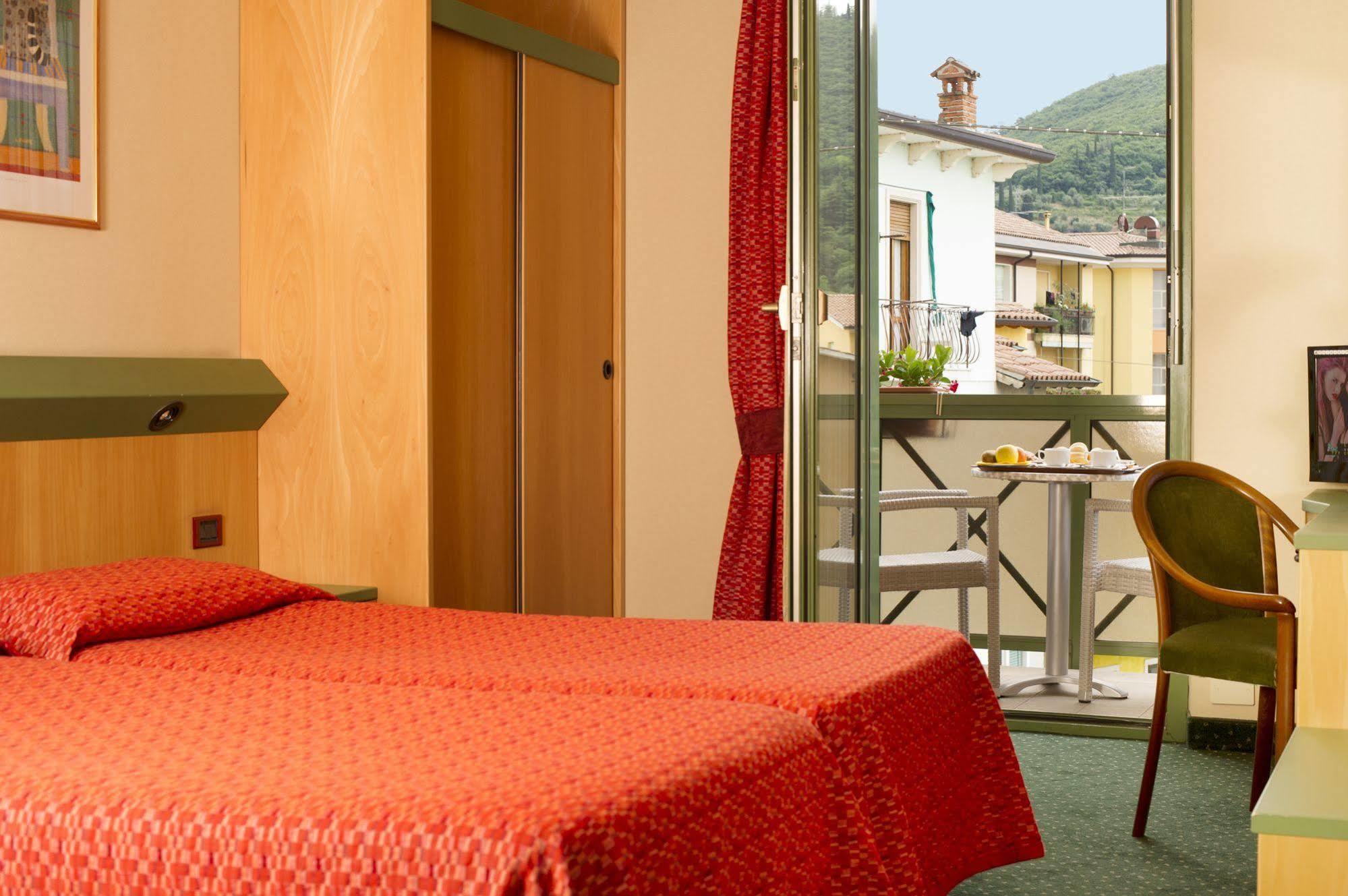 Sky Pool Hotel Sole Garda Garda  Zewnętrze zdjęcie